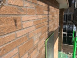 蓮田市にて　屋根外壁塗装工事 帯下１回目