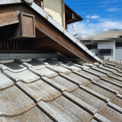 トップライト解体・瓦設置・大屋根下屋根漆喰補修工事の事例です