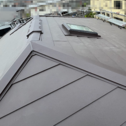 屋根カバー工法【スーパーガルテクト】・無機成分配合塗料での外壁塗装・雨樋交換工事をさいたま市見沼区にて施工いたしました