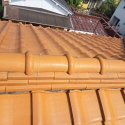 見沼区にて屋根材アルマを使用した屋根カバー工事を行いました