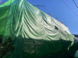さいたま市緑区　屋根塗装・縦樋補修　足場設置
