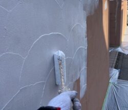 さいたま市大宮区　屋根カバー外壁塗装 外塀 下塗り