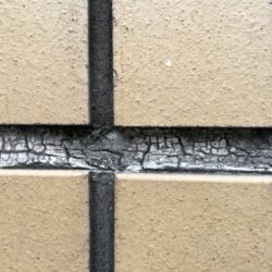 シーリング材の劣化が引き起こす外壁の亀裂