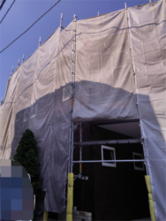 いたま市南区にて足場設置