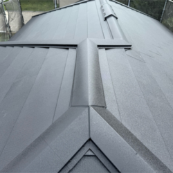 さいたま市岩槻区にて遮熱・断熱のWパワー/高耐久屋根材【スーパーガルテクト】を使用した屋根カバーで快適空間を実現